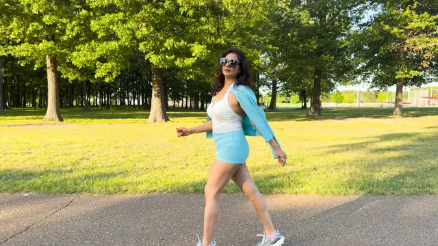 Mujer caminando a paso ligero por un parque