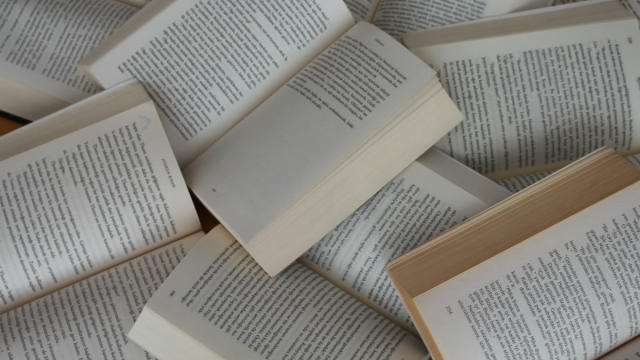 Libros abiertos apilados
