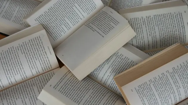 Libros abiertos apilados
