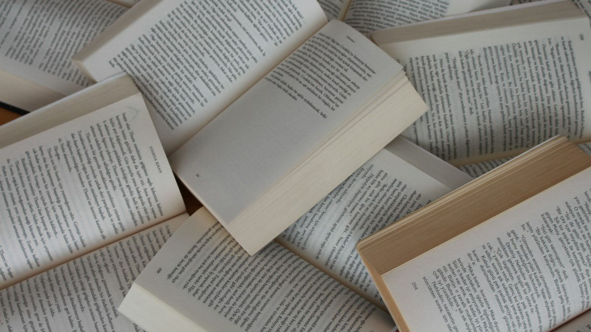 Libros abiertos apilados