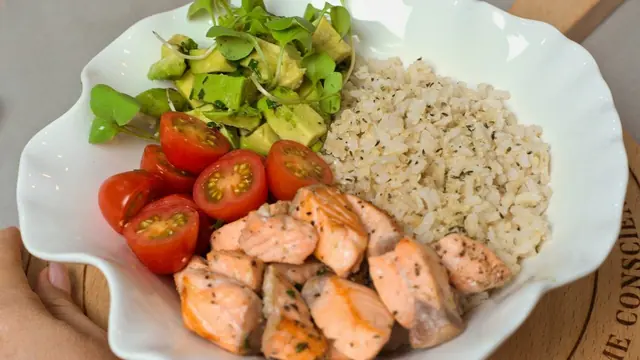 Plato con salmón, arroz integral, tomates y aguacate