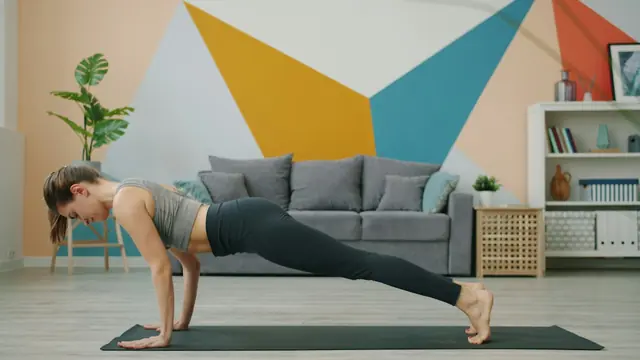 Mujer haciendo una plancha sobre una esterilla en el salón de casa
