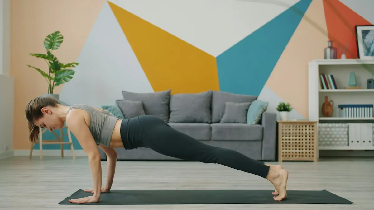 Mujer haciendo una plancha sobre una esterilla en el salón de casa