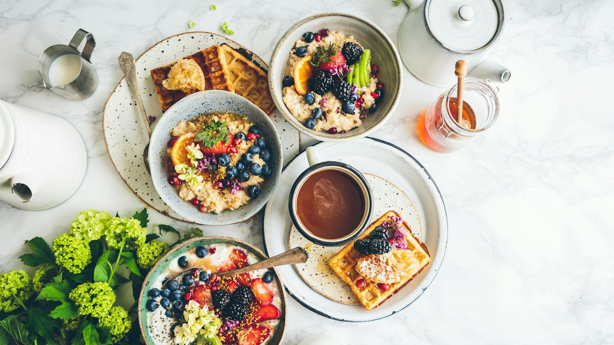 Desayuno saludable con fruta, yogur y tostadas
