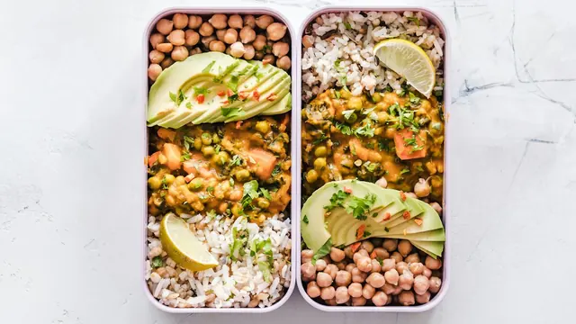 Dos fiambreras con garbanzos, arroz, verduras y aguacate