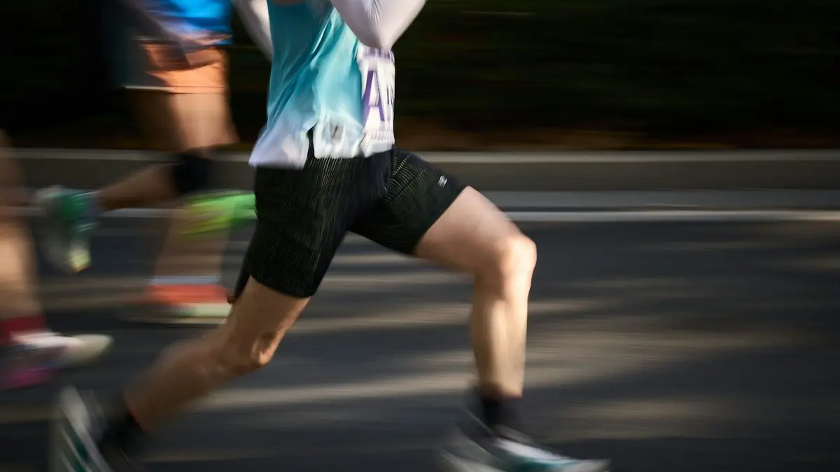 Corredores en una carrera popular, con las piernas en movimiento