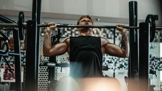 Hombre levantando una barra en el gimnasio