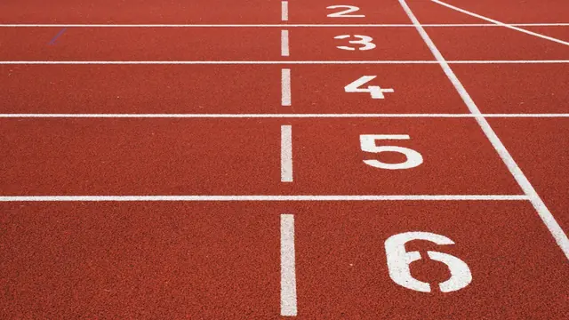 Pista de atletismo roja con los números de las calles