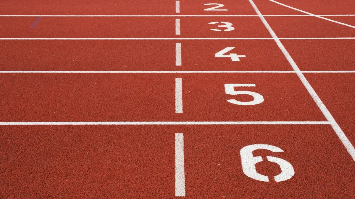 Pista de atletismo roja con los números de las calles