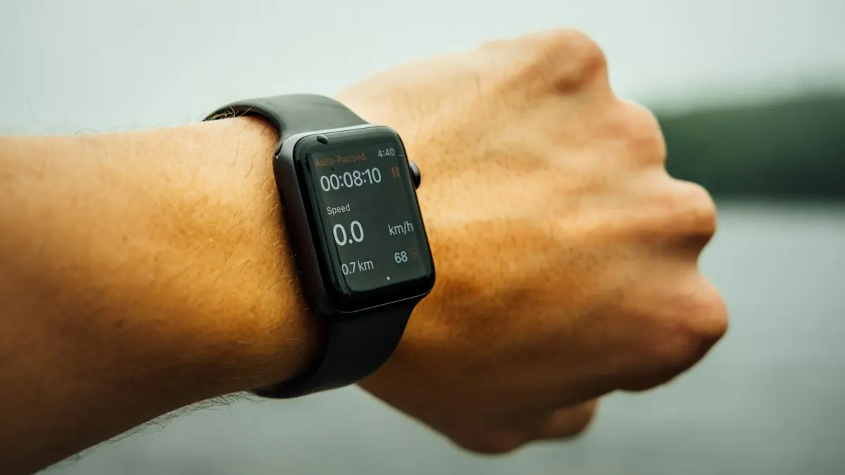 Reloj deportivo en la muñeca con el tiempo y la velocidad de la carrera