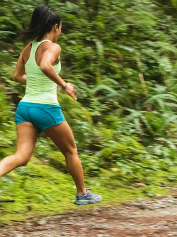 Nora corriendo por un sendero